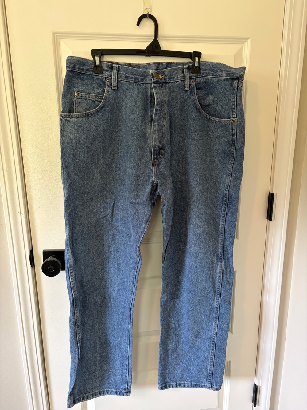 Wrangler Men's Classic Relaxed Blue Denim Jeans